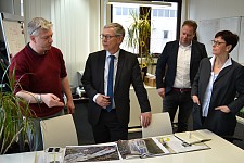 (v.l.n.r.): Eckhard Perbandt (Planung und Kalkulation ADLER Solar), Bürgermeister Carsten Sieling, Gerhard Cunze und Iris Geber.