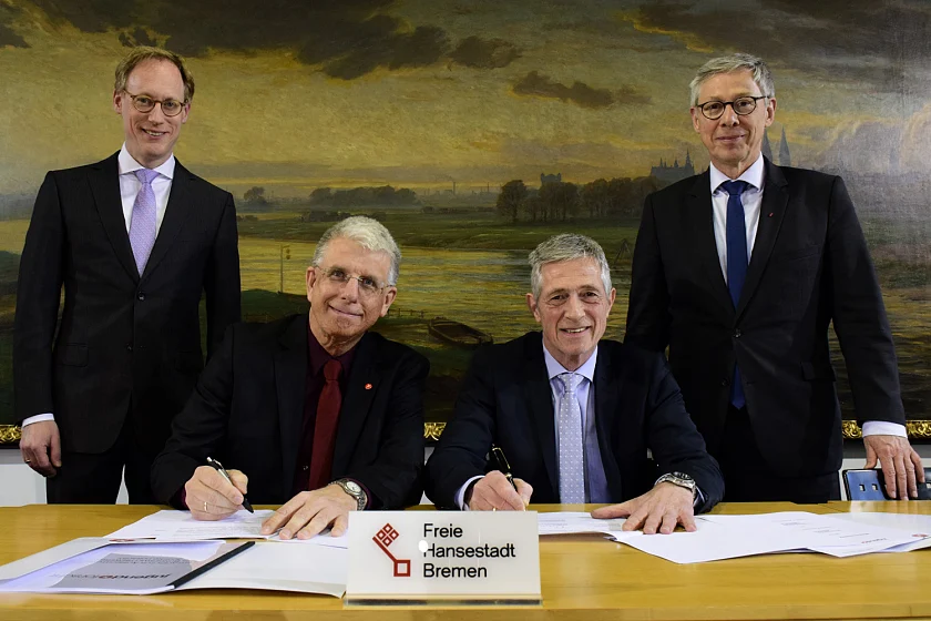 (v.l.n.r): Cornelius Neumann-Redlin, Hauptgeschäftsführer der Unternehmensverbände im Lande Bremen, Dr. Nico Kock, stellv. Geschäftsführer der Stiftung Jugend forscht, Lutz Oelsner, Präsident der Unternehmensverbände im Lande Bremen und Bürgermeister Dr. Carsten Sieling bei der Unterzeichnung des Projektvertrags mit der Stiftung Jugend forscht e. V. im Bremer Rathaus.