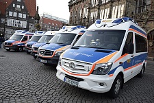 Fünf Wünschewagen des ASB standen heute anlässlich der Indienststellung des Bremer Wünschwagens heute vor dem Rathaus auf dem Marktplatz
