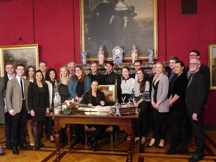 Anlässlich des Senatsempfangs für die Weltmeister von Grün-Gold tragen sich die Tänzerinnen und Tänzer im Kaminsaal des Rathauses in das Goldene Buch der Stadt Bremen ein