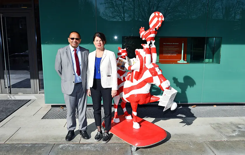 Staatsrätin Ulrike Hiller mit Botschafter Andreas Guibeb