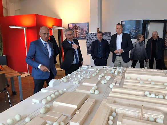 Die beiden Geschäftsführer der Justus Grosse Projektentwicklung GmbH, Joachim Linnemann (links) und Clemens Paul (4.v.l.), erläutern Bürgerneister Carsten Sieling die Bauvorhaben an einem Modell
