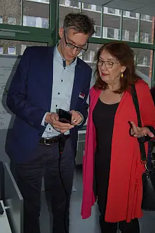 Dr. Martin Hagen stellt Senatorin Linnert die ELFE-App vor