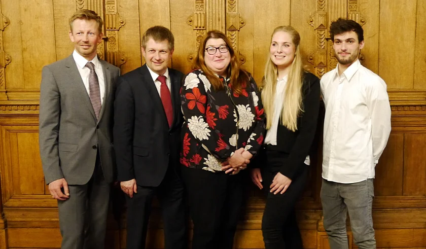 (v.l.n.r): LSB-Präsident Andreas Vroom, Bernd Giesecke, Vorsitzender der Bremer Sportjugend, Sportsenatorin Anja Stahmann und Lynn Heitmann mit Torven Schröder, die die Veranstaltung moderiert haben 