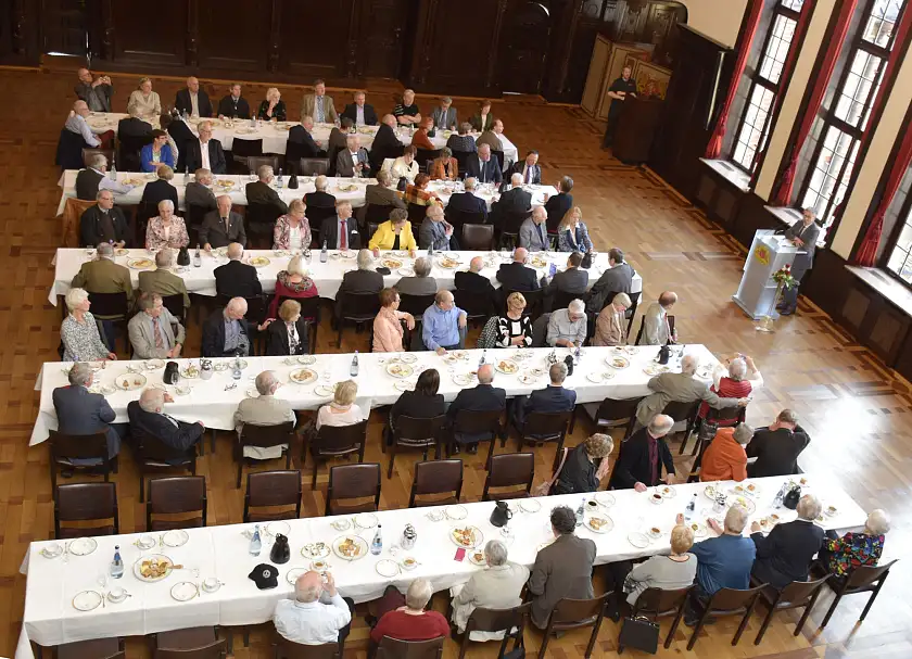 Bürgermeister Carsten Sieling (am Rednerpult) begrüßt die rüstigen Seniorinnen und Senioren im Festsaal des Rathauses