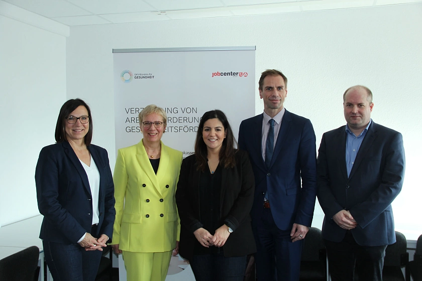 v.l.n.r.: Tanja Ritter (Präventionsbeauftragte Land Bremen der IKK gesund plus), Senatorin Prof. Dr. Eva Quante-Brandt (Senatorin für Wissenschaft, Gesundheit und Verbraucherschutz), Ebru Bulduk  (Gesundheitslotsin), Thorsten Spinn (stellvertretender Geschäftsführer Jobcenter Bremen) und Thomas Geisler (Geschäftsstellenleiter Ost II)