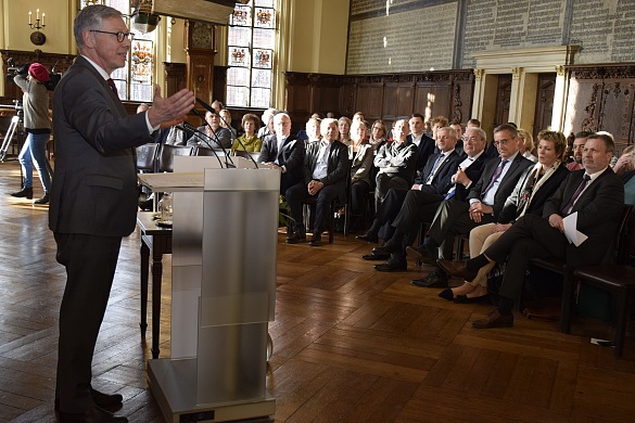 Bürgermeister Carsten Sieling begrüßt die Gäste in der historischen Oberen Rathaushalle zur ersten Verleihung des Bremer Inklusionspreis