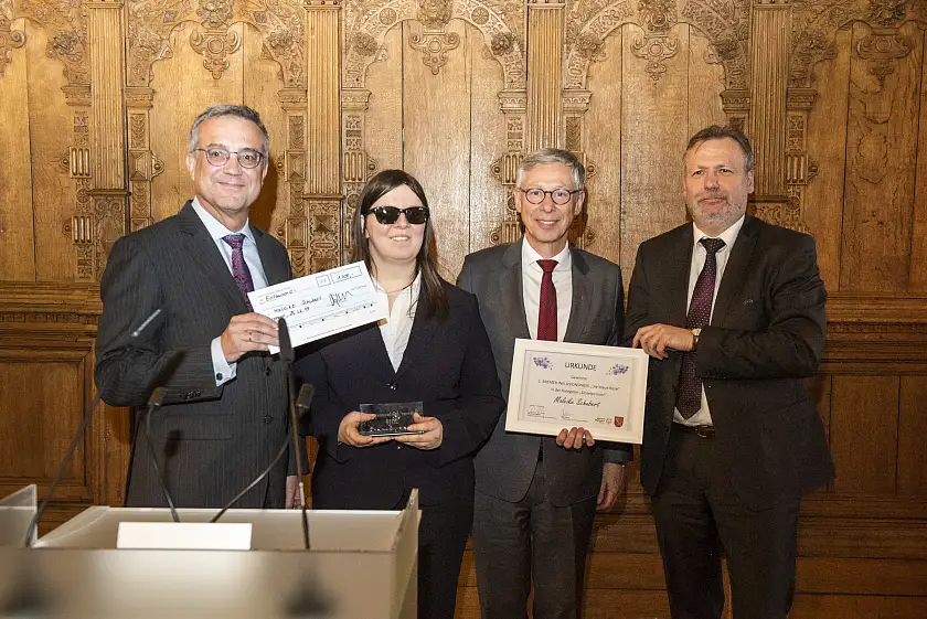 (v.l.n.r.) Thomas Fürst (Vorstandsmitglied der Sparkasse Bremen), Die Preisträgerin Maleike Schubert mit Bürgermeister Carsten Sieling und Jörg Twiefel, Vorsitzender der Special Olympics Bremen.