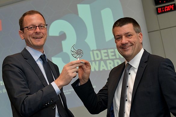 Senator Martin Günthner und André Walter (rechts), Standortleiter Airbus Bremen, mit dem Bre3D-Award