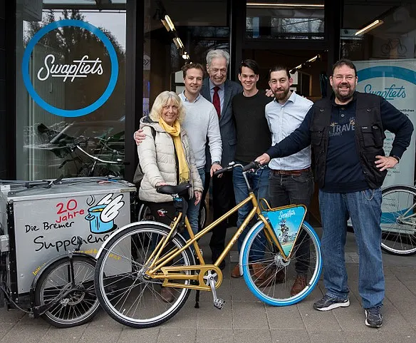 (v.l.n.r).: Resi Reinke (1. Vorsitzende Die Bremer Suppenengel e. V.), Steven Uitentuis (Gründer Swapfiets), Dr. Henning Scherf (Bürgermeister a. D.), Richard Burger (Gründer Swapfiets), Philipp Wolff (Swapfiets Regional Manager Bremen) und Dr. Peter Valtink (Geschäftsführer Die Bremer Suppenengel e. V.)