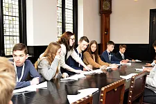 Serviettenfalten in der Wittheitstube mit Bankettleiterin Svenja Winkler