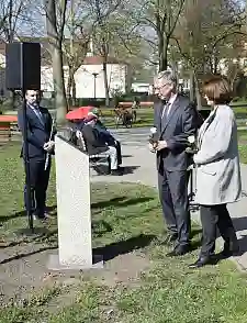 Bürgermeister Carsten Sieling und Bürgerschaftspräsidentin Antje Grotheer legten im Gedenken an die Opfer weiße Rosen an der Stele nieder