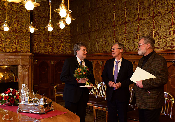 Gratulation  in der Güldenkammer: Ratskellermeister Karl-Josef Krötz, Bürgermeister Dr. Carsten Sieling und Karl-Ludwig Riske (v.l.)