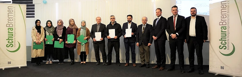 (von rechts nach links): Der Vorsitzende der Schura Bremen Murat Celik, Torben Adams, Dr. Sebastian Schulenberg (beide SJV), Kursleiter Dr. Al-Masri sowie die Kursteilnehmer und Kursteilnehmerinnen