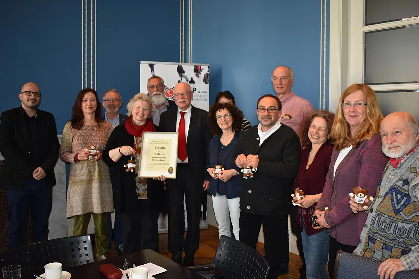 Senator Ulrich Mäurer (Bildmitte) mit Vertreterinnen und Vertretern des Präventionsrates Bremen West 