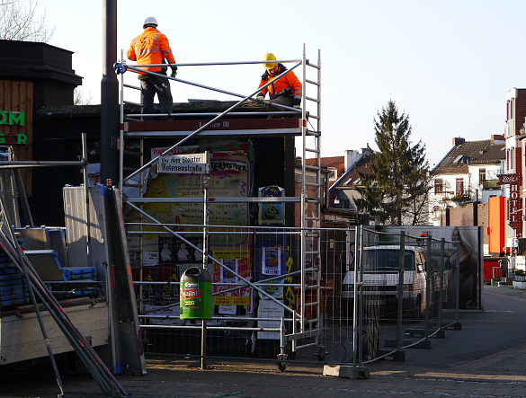 Die Arbeiten für den Abriss der Mauer vor der Helenenstraße haben begonnen. Damit startet die Neugestaltung der Straßenmündung