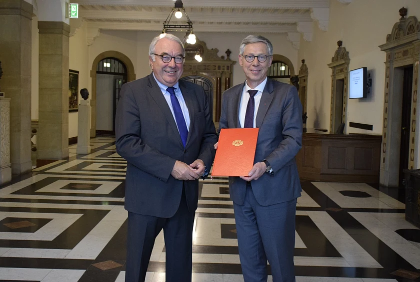 Urkundenübergabe im Rathaus: Bürgermeister Dr. Carsten Sieling und der neue Honorarkonsul, Senator a.D. Uwe Beckmeyer