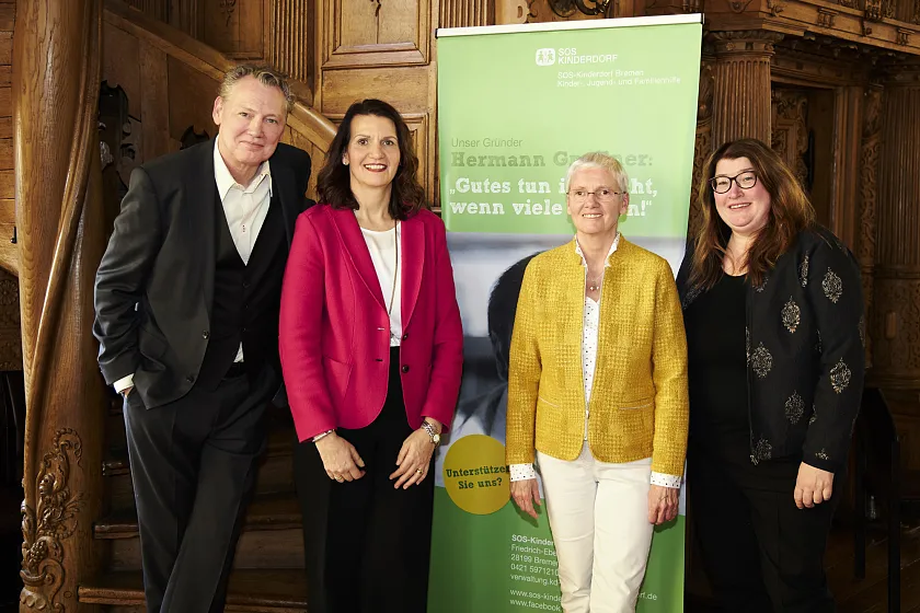 v.l.n.r.:  Dirk Böhling (Botschafter des SOS-Kinderdorfes Bremen und Moderator des Abends), Nicole Oppermann (Sparkasse Bremen, Förderer des SOS-Kinderdorfes Bremen), Karin Mummenthey (Einrichtungsleiterin SOS-Kinderdorf Bremen) und Senatorin Anja Stahmann