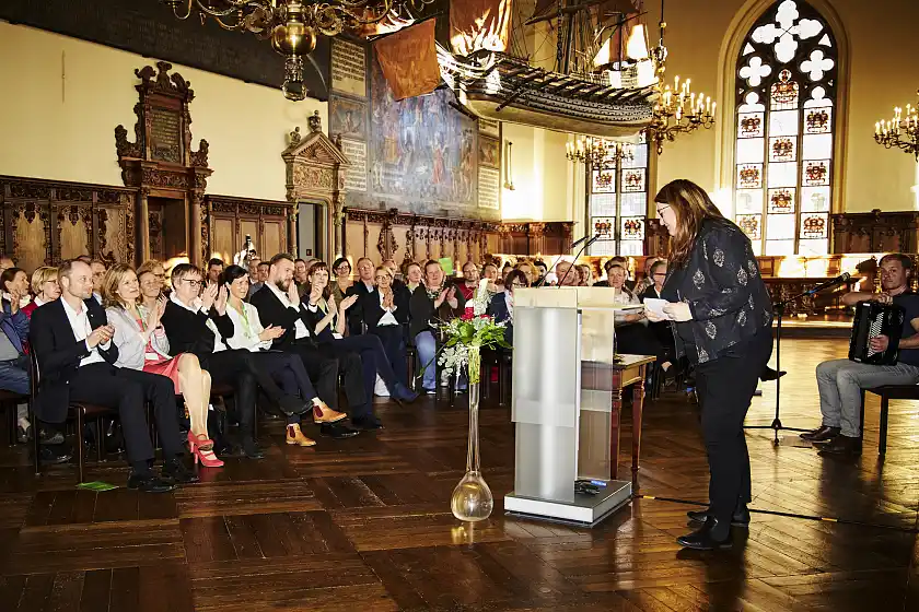 Senatorin Anja Stahmann begrüßt die Gäste zum Senatsempfang in der Oberen Rathaushalle