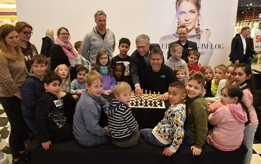Bürgermeister Carsten Sieling mit dem symbolischen Eröffnungszug. Mit auf dem Bild, die Schülerinnen und Schüler der Grundschule Uphuser Straße, Centermanager Frank Trompeter (hintere reihe rechts) sowie Schach-Botschafter Marco Bode
