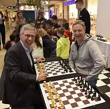 Während Großmeister Sebastian Siebrecht im Hintergrund die Regeln erklärt, zogen sich Marco Bode und Carsten Sieling für eine Partie zurück