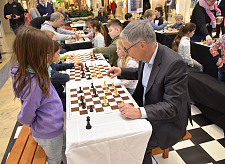Die Chance wurde gerne genutzt: eine Partie Schach mit dem Bürgermeister