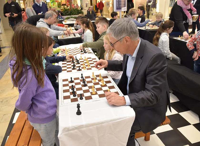 Die Chance wurde gerne genutzt: eine Partie Schach mit dem Bürgermeister