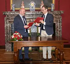 v.l.n.r.: Nick Davison (ITE Group) und Senator Martin Günthner