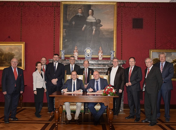 Unterzeichnung der gemeinsamen Vereinbarung im Kaminsaal des Bremer Rathauses (mittig: Nick Davison, ITE Group, und Senator Martin Günthner)