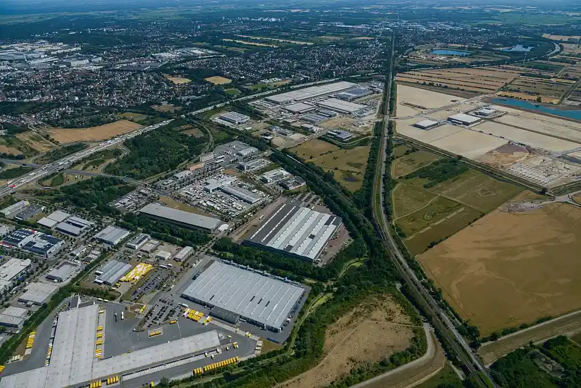 Die Entwicklung des Gewerbeparks Hansalinie schreitet schnell voran. Mehr als 80 Unternehmen mit rund 3.600 Mitarbeitern sind hier bereits vor Ort