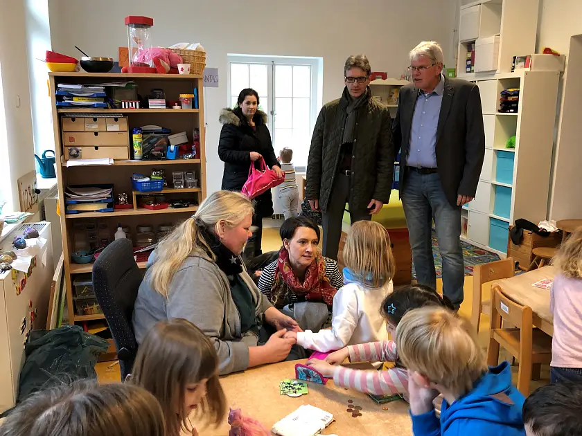 Senatorin Claudia Bogedan besucht die Kita-Gruppe der Burg Blomendal