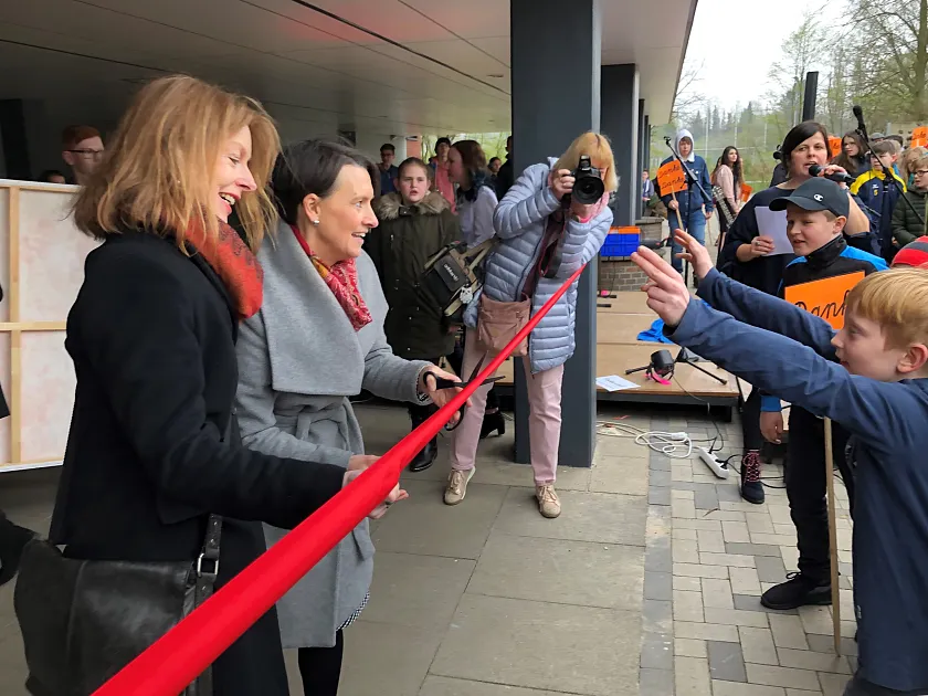 Senatorin Claudia Bogedan (2.v.l.) und Susanne Krichmann, Geschäftsführerin Immobilien Bremen eröffneten den sanierten Trakt der Wilhelm-Focke-Oberschule