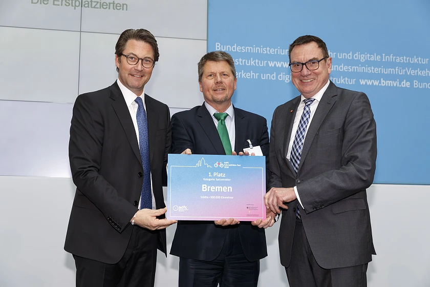Bundesverkehrsminister Andreas Scheuer, Verkehrssenator Joachim Lohse und der ADFC-Bundesvorsitzende Ulrich Syberg bei der Preisverleihung