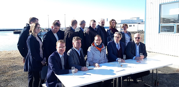Vertreter der am Projekt beteiligten Parteien haben in Reykjavik die Vereinbarungen unterschrieben