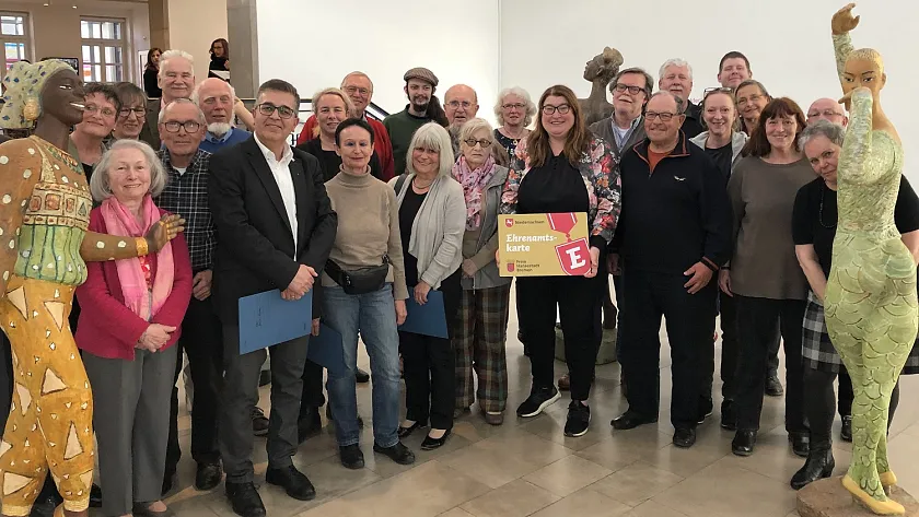 Senatorin Stahmann (Mitte), mit Schild in der Hand) dankte im Gerhard-Marcks-Haus Ehrenamtlichen aus Bremen und übergab  ihnen eine Ehrenamtskarte inmitten der Skulpturen der Bremer Bildhauerin Luise Kimme. 