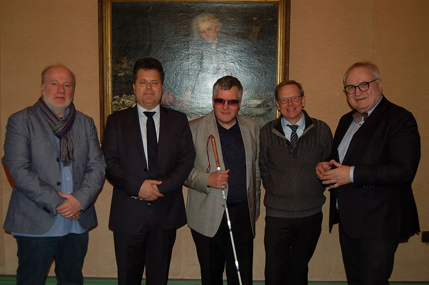 Trafen sich zum Gedankenaustausch über die Barrierefreiheit in der digitalen Verwaltung (v. l. n. r.): Marco Bockholt, (Gesamtschwerbehindertenvertretung für das Land und die Stadtgemeinde Bremen), Jürgen Dusel (Beauftragter der Bunderegierung für die Belange von Menschen mit Behinderungen), Dr. Joachim Steinbrück (Landesbehindertenbeauftragte der Freien Hansestadt Bremen), Andreas Carstens (Deutscher Verein der Blinden und Sehbehinderten in Studium und Beruf), Henning Lühr (Finanzstaatsrat in der Freien Hansestadt Bremen und IT-Planungsratsvorsitzender)