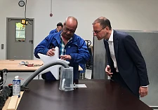 Senator Günthner (rechts) im Gespräch mit dem stellvertretenden Leiter der Gas- und Ölbrennerproduktion, Volker Kleinenbrands