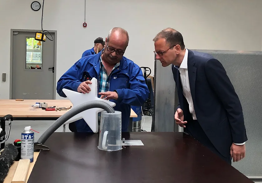 Senator Günthner (rechts) im Gespräch mit dem stellvertretenden Leiter der Gas- und Ölbrennerproduktion, Volker Kleinenbrands