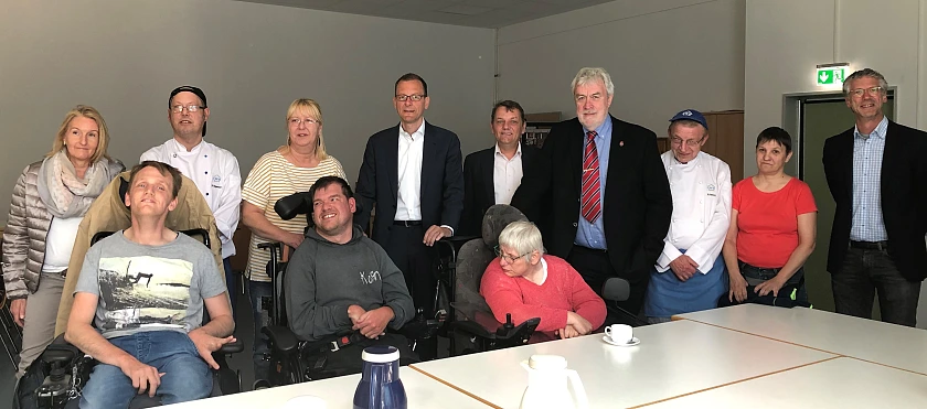 Senator Günthner (Mitte) kam mit Mitarbeitenden der EWW und Mitgliedern des Werkstattrates der EWW ins Gespräch