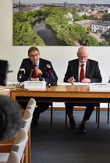 Innensenator Ulrich Mäurer (re.) und Dierk Schittkowski bei der Vorstellung des Verfassungsschutzberichtes 2018