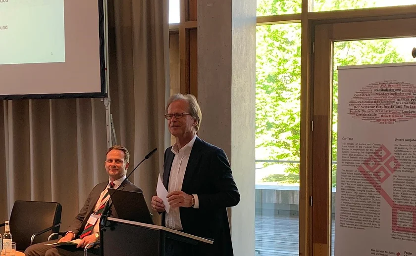 Justizstaatsrat Jörg Schulz eröffnet die Fachtagung in der Bremer Landesvertretung in Berlin