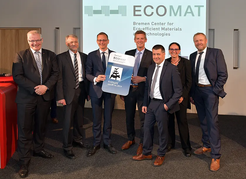 Symbolische Schlüsselübergabe mit Keycard (v.l.n.r.): Prof. Dr. Rolf Henke, Vorstandsmitglied DLR Deutsches Zentrum für Luft- und Raumfahrt, Michael Göbel, Geschäftsführer WFB Wirtschaftsförderung Bremen GmbH, Martin Günthner, Senator für Wirtschaft, Arbeit und Häfen, Jean-Brice Dumont, Executive Vice President Engineering Airbus, Dr. Andrè Walter, Werkleiter Airbus Hamburg, Imke Langhorst, Werkleiterin Airbus Bremen, Holger Speckmann, CEO Testia GmbH