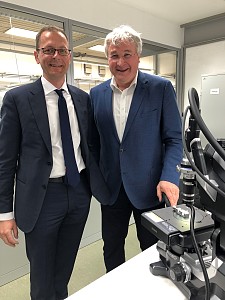 Martin Günthner, Senator für Wirtschaft, Arbeit und Häfen gemeinsam mit Werner Geradts, Geschäftsführer der Geradts GmbH