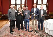 Teamwork Senatswein: Martinshof-Mitarbeitende, Ratskellermeister und Senator