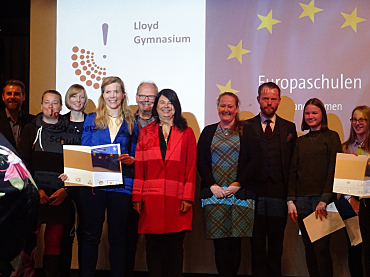 Staatsrätin Ulrike Hiller mit Vertreter/innen der Schulen, die im Rahmen der Eröffnungsfeier als „Europaschulen“ ausgezeichnet wurden; Foto: (c) Johann-Gutenberg-Schule