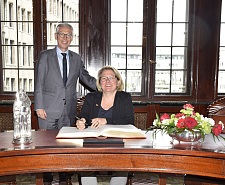 Bundesumweltministerin Svenja Schulze trägt sich in das Goldene Buch Bremens ein
