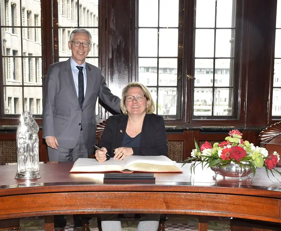 Bundesumweltministerin Svenja Schulze trägt sich in das Goldene Buch Bremens ein