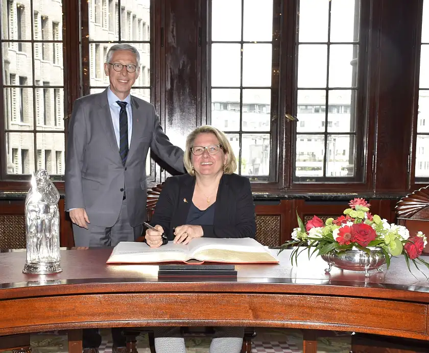 Bundesumweltministerin Svenja Schulze trägt sich in das Goldene Buch Bremens ein
