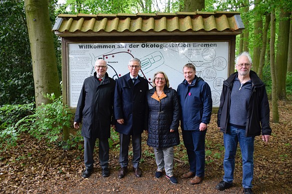 Bernhard Hauke (Ökologiestation Bremen), Bürgermeister Carsten Sieling, Bundesministerin Svenja Schulze, Arno Gottschalk (1. Vorsitzender) und Jochen Kamin (Ökologiestation Bremen) trafen sich bei der Ökologiestation in Bremen-Schönebeck