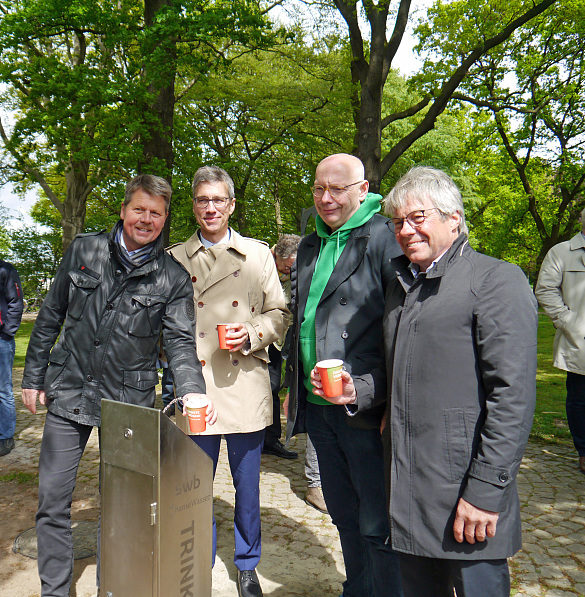 Erster von fünf städtischen Trinkwasserbrunnen eröffneten heute gemeinsam (v.l.n.r.) Umweltsenator Dr. Joachim Lohse, Dr. Torsten Köhne (Vorstandsvorsitzender swb AG), Rafl Saxe (MdBB) und Jörg Broll-Bickhardt (Geschäftsführer hanseWasser Bremen GmbH)